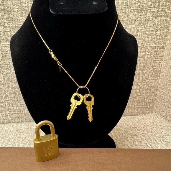 ✨🔐#303 LV Solid Brass Gold Padlock and key Sets✨ - Picture 11 of 16